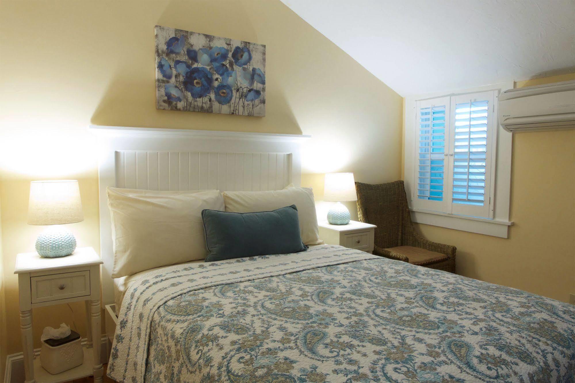 Madison Inn โอ๊คบลัฟส์ ภายนอก รูปภาพ