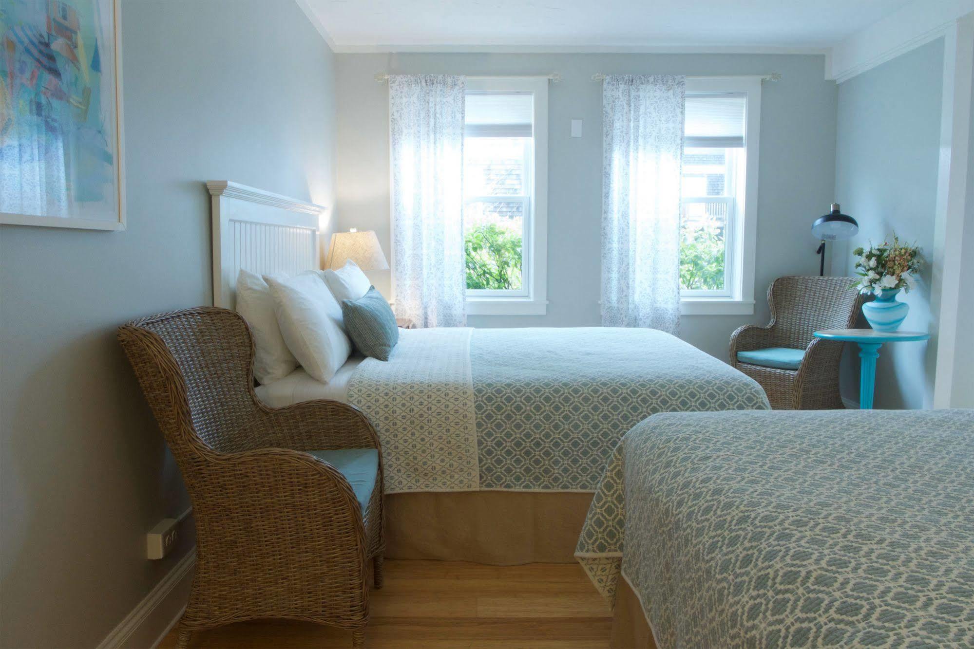 Madison Inn โอ๊คบลัฟส์ ภายนอก รูปภาพ