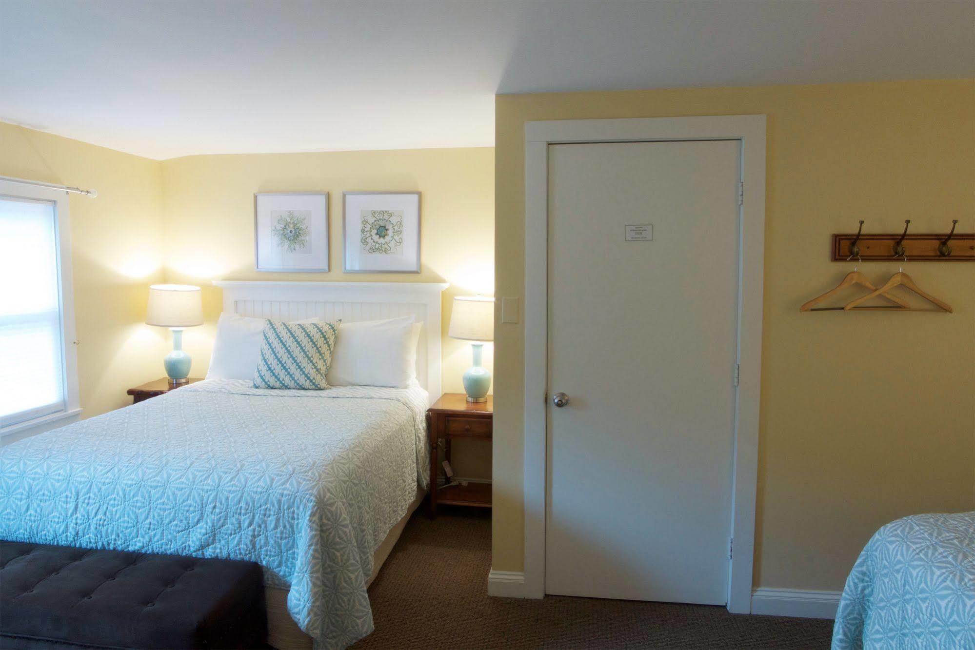 Madison Inn โอ๊คบลัฟส์ ภายนอก รูปภาพ